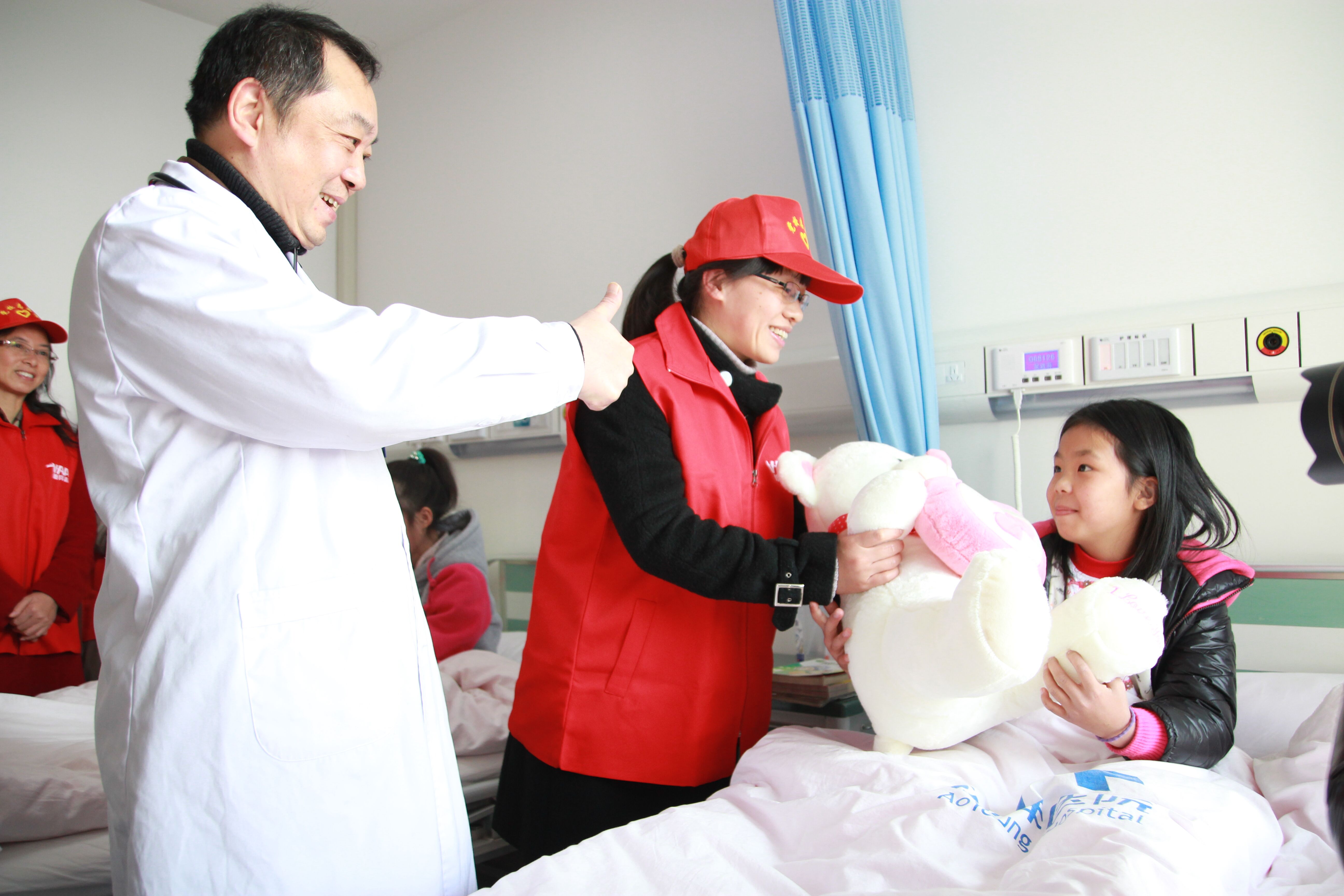 心内科专家丁继军为先心手术后的孩子点赞 心内科专家丁继军为先心手术后的孩子点赞