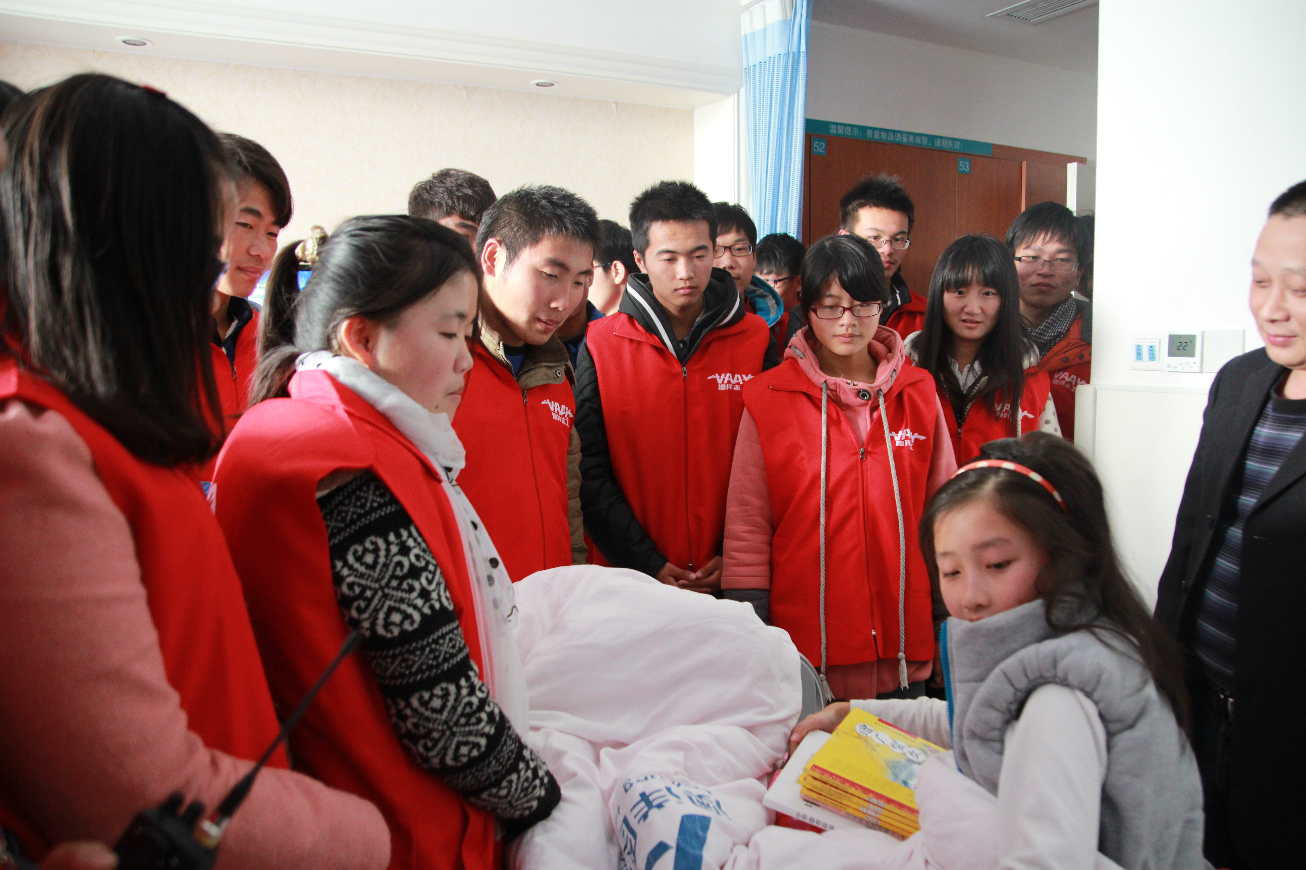 大学生志工们来病房看望并带来了书送给孩子 大学生志工们来病房看望并带来了书送给孩子
