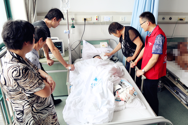 救助马蹄足男孩